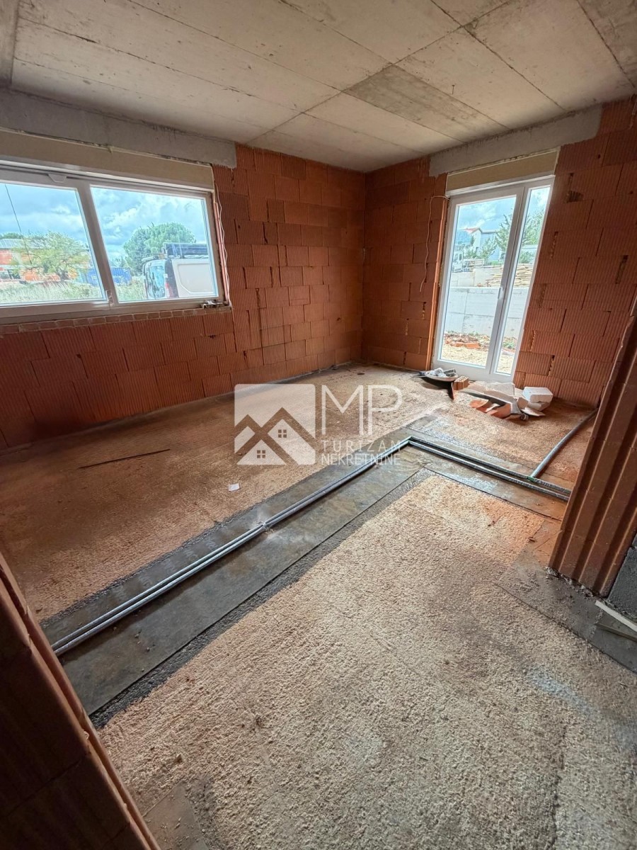 Pula – Šikići | 2 Schlafzimmer + Wohnzimmer | Garten 100 m² | 2 Parkplätze | Neubau
