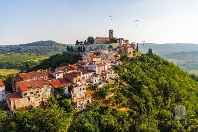 BAULAND MIT AUSBLICK AUF MOTOVUN