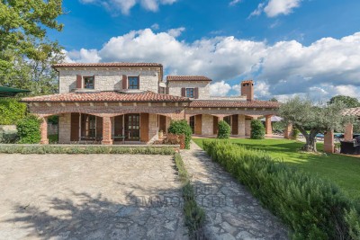 Kamena vila s bazenom u mirnom okruženju - Poreč okolica