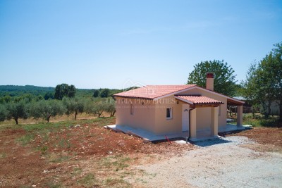 Intimità garantita in un'incantevole casa a un solo piano su un terreno di 2850 m2 in un idillio naturale