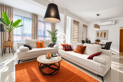NOVIGRAD, ZENTRUM – Geräumige Wohnung mit Blick auf das Meer und den Hafen, nur 10 m vom Meer entfernt!