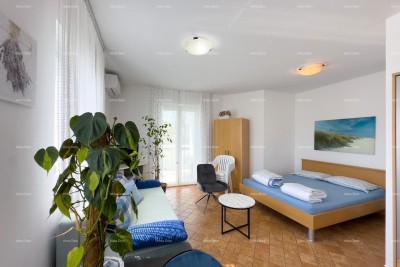 Wir verkaufen ein Studio-Apartment mit Parkplatz an einem ausgezeichneten Standort in Medulin!