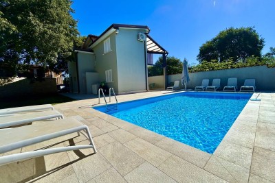 NOVIGRAD, OKOLICA, ODLIČNA KUĆA POTPUNO OPREMLJENA!