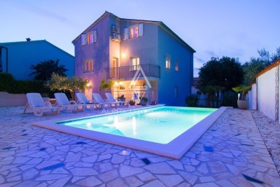 Medulin, Banjole: Atemberaubendes mehrfamilienhaus mit pool und jacuzzi zum verkauf