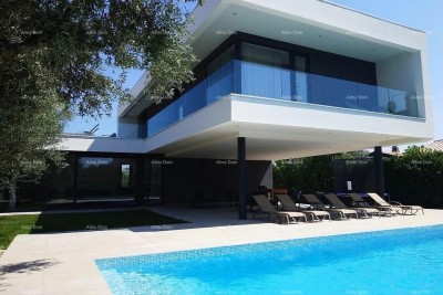 Zum Verkauf steht eine moderne und luxuriöse Villa im wunderschönen Dorf Peroju
