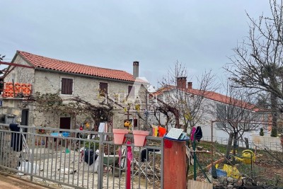 Casa in pietra ( tre apartamenti ) con cortile