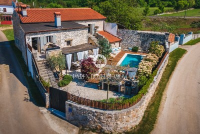 Srednja Istra, Obnovljena kamnita vila s bazenom
