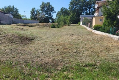 POREČ, PRODAJE SE GRAĐEVINSKO ZEMLJIŠTE S GRAĐEVINSKOM DOZVOLOM