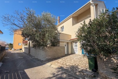 Ližnjan, välskött och fullt möblerat hus med garage och vinkällare