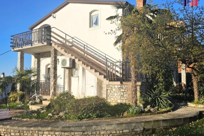 VEČSTANOVANJSKA STAVBA S 4 STANOVANJSKIMI ENOTAMI 70 M OD MORJA – POGLED NA MORJE – UMAG (OKOLICA) – PRODAJA – EKSKLUZIVNO