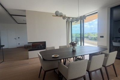 Penthouse vicino a Santa Marina, completamente attrezzato, 202 m2 con vista panoramica, parzialmente anche sul mare