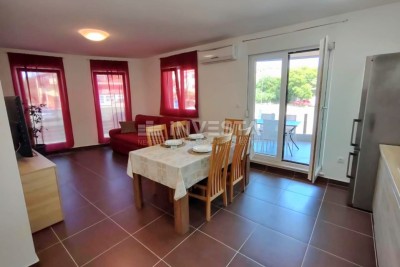 Pula, Appartamento di due locali al primo piano, riscaldamento centralizzato, parcheggio