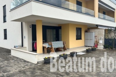 Erdgeschosswohnung mit zwei Parkplätzen, Novigrad