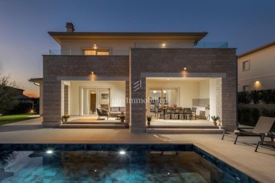 Villa mit Pool und Garage, 1 km vom Meer entfernt