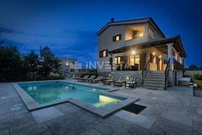 Geräumige Villa mit Pool, in der Nähe von Svetvinčenta