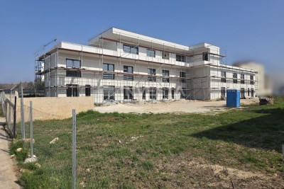 Premantura, novozgrajeni stanovi z vrtom, blizu centra in morja