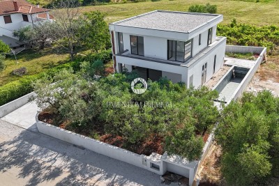 Moderna hiša z bazenom in vrhunsko opremo