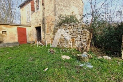 Kamena starina sa dvorištem za renovaciju u blizini Poreča