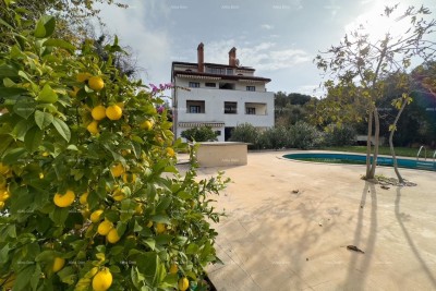 ZU VERKAUFEN: HAUS MIT SIEBEN WOHNUNGEN, GROßEM GRUNDSTÜCK, POOL UND GARAGE