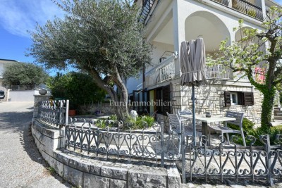 Umag - stan s dvorištem blizu mora i centra
