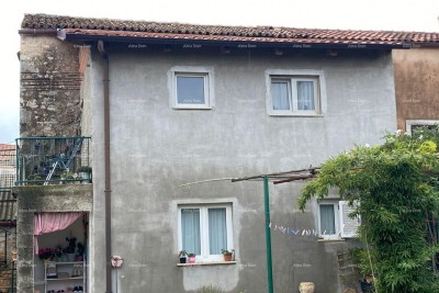 Prodaja dvojčka z gospodarskim poslopjem (manjša hiša) in zemljiščem, Pula!