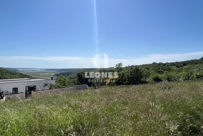 Zemljište s impozantnim pogledom na more i prirodu u okolici Novigrada