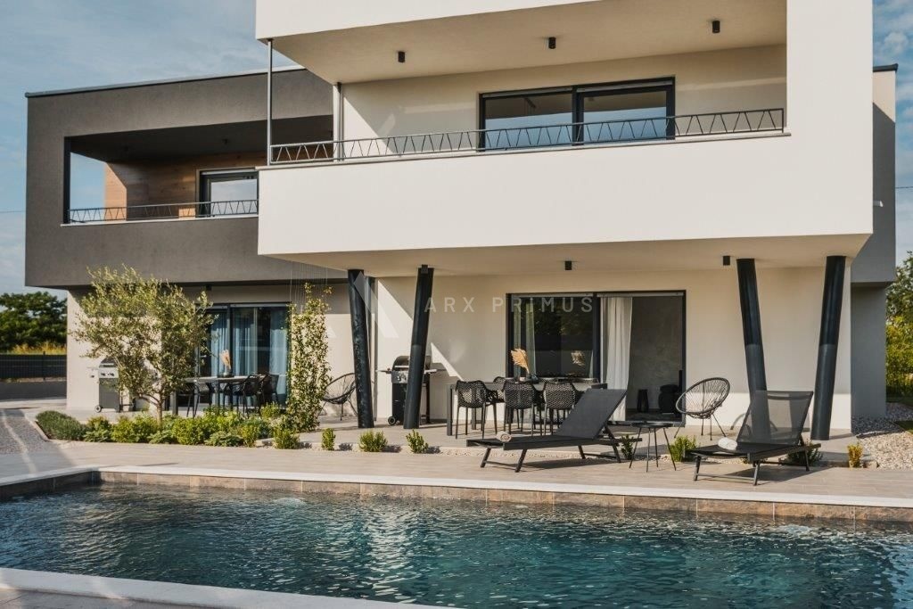 Haus mit 3 Wohnungen und Swimmingpool, Čepljani