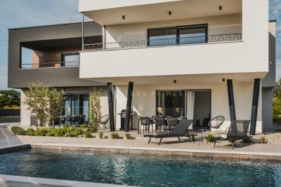 Haus mit 3 Wohnungen und Swimmingpool, Čepljani