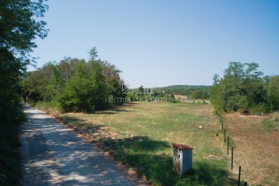 Zemljište gospodarske namjene sa asfaltnim prilazom i kompletnom infrastrukturom