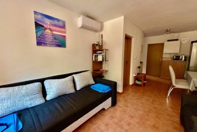 NOVIGRAD, KARIGADOR, DVOSOBAN STAN SAMO 100 METARA OD PLAŽE I MORA, TOP PRILIKA!!