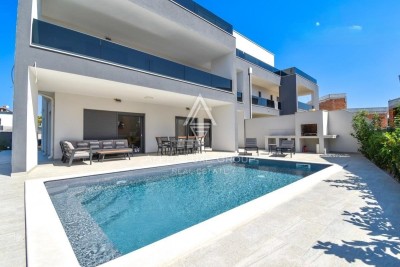 Otkrijte raskošnu dvojnu vilu u blizini Poreča: Samo korak od Jadranskog mora