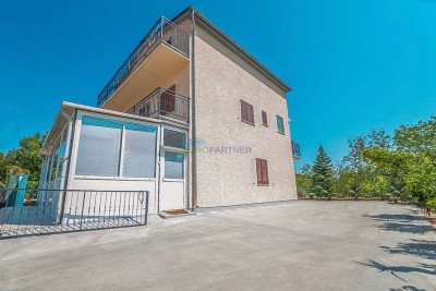 Novigrad, Freistehendes Haus mit drei Wohnungen