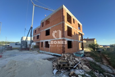 Fantastische Wohnung mit Meerblick und Aufzug in Novigrad - in Gebäude