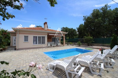 Istrien, Poreč, Luxuriöser bungalow mit pool und großzügigem garten