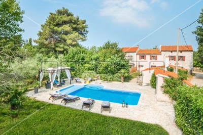 Istra, Marčana - okolica, šarmantna kamena kuća sa bazenom, mirna lokacija