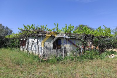 FAŽANA - Legalisiertes Gebäude und großes Grundstück