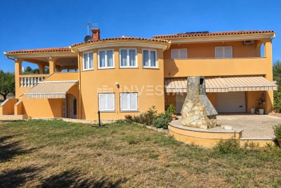 Barbariga, casa arredata con 3 unità abitative, giardino di 2.200 m², a 800 m dal mare