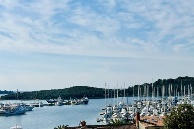 VRSAR, CENTAR, SAMO 50 METARA OD MARINE