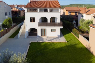 ROVINJ, PRODAJE SE TROSOBAN STAN U PRIZEMLJU, 1300 M OD MORA