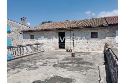 Zona Orsera, casa in pietra d'Istria con cortile e garage