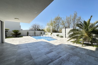 Stanovanje z ogrevanim bazenom na odlični lokaciji v Novigradu