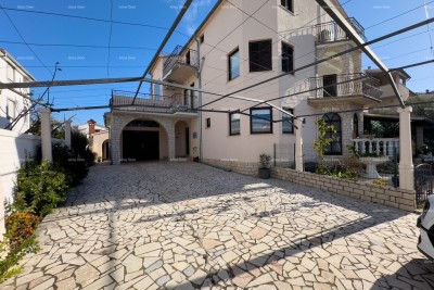 Huis met vier appartementen in Pješčana Uvala – ideaal voor toerisme en gezinsleven