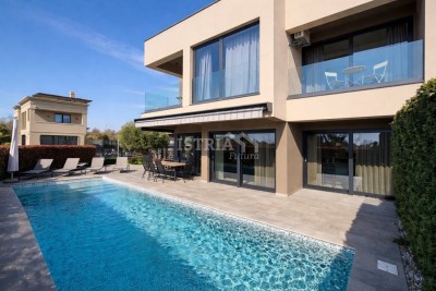 Eine moderne Villa mit Swimmingpool, 500 Meter vom Meer entfernt