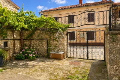 Traditionelles istrisches Steinhaus mit Innenhof im historischen Zentrum von Sveti Lovreč
