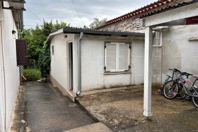 PULA - hiša na odlični lokaciji (2 ločena prostora)