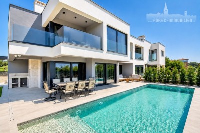 Moderne Doppelhaushälfte mit Pool, nur 500 m vom Meer entfernt.