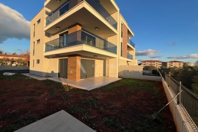 Large ground floor apartment in a top location, Zambratija, Umag