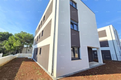 Dvosoben stan z vrtom v bližini morja. MEDULIN.