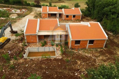Moderni poluodvojeni bungalov s bazenom u blizini Poreč!