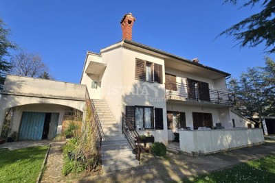 INVESTMENT OPPORTUNITY - house with 2 apartments and large building land near Poreč